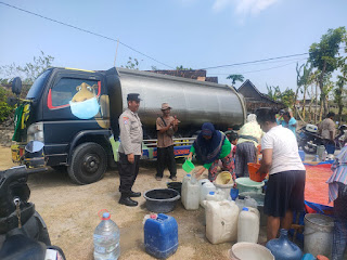Polisi Kembali Salurkan Bantuan Air Bersih Untuk 400 KK di Ngawi