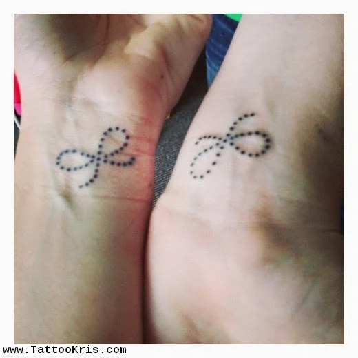 Dos tatuajes de amigas a juego