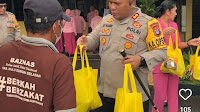 Kapolres Hulu Sungai Selatan dan Ketua Bhayangkari Bagikan Takjil di Halaman Mako Polres