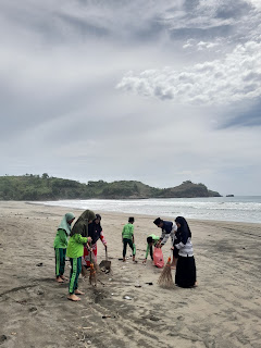 Kegiatan Bersih-Bersih di Pantai