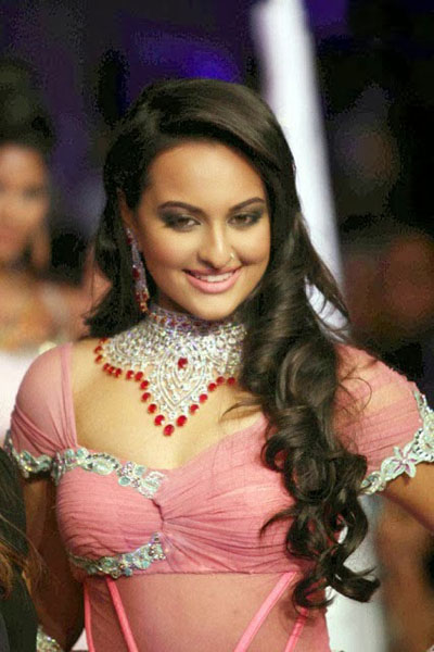 Bollywood Heroine Sonakshi Sinha Doggy Style Fuck Nude boobs XXX Picture