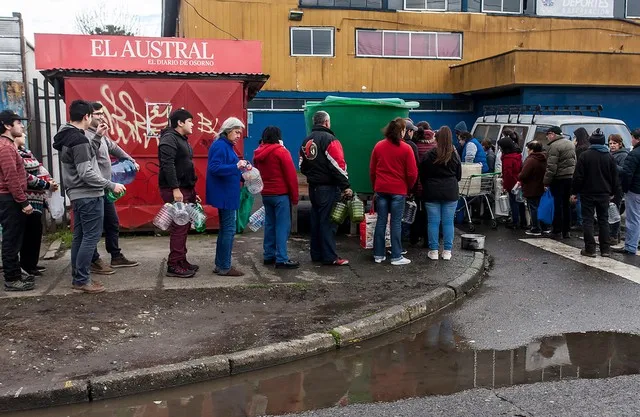 Osorno fila para recibir agua