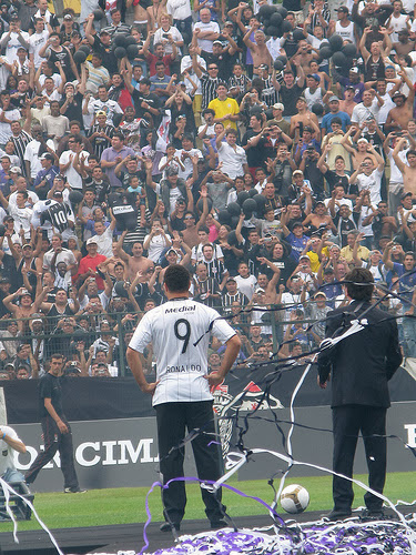 apresentação de Ronaldo Fenomeno para a fiel torcida do corinthians