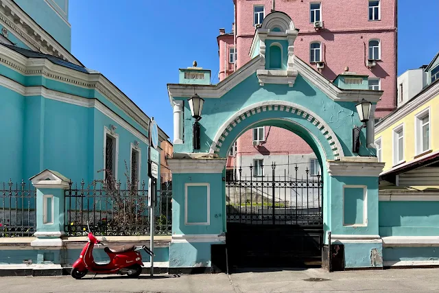 Серебрянический переулок, храм Троицы Живоначальной в Серебряниках