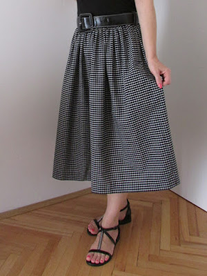 http://ladylinaland.blogspot.com/2015/08/gathered-midi-skirt.html