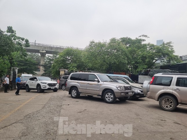 Người Hà Nội vẫn khốn khổ chờ đăng kiểm xe - Ảnh 3.
