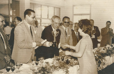 María Lluïsa Puget recogiendo un trofeo
