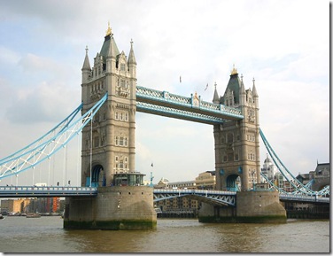 London Bridge Hitching Past with Present  -AK