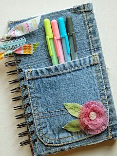 http://manualidadesdehogar.com/anotador-decorado-con-jeans-viejo/