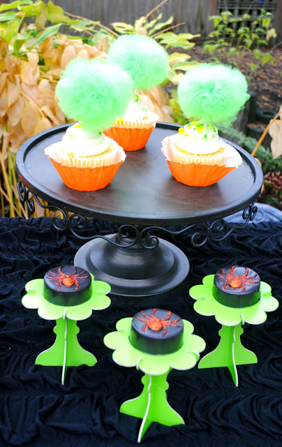 Halloween-dessert-table-inspiration-cupcakes-chocolate-covered-Oreos