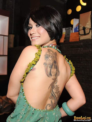 Artis Indonesia ini kayanya memang suka koleksi tato di tubuhnya 
