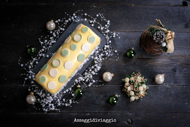 Tronchetto moderno esotico al cocco, mango e pistacchio