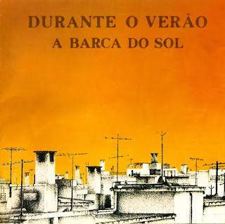 "A Barca do Sol" foi uma banda brasileira de rock progressivo formada em 1973 no Rio de Janeiro, procuravam misturar o som progressivo com ritmos brasileiros e iniciou sua carreira como banda de apoio do cantor "Pery Reis". Também conhecida somente como a "Barca" é, seguramente, um dos expoentes máximos da música brasileira. Seu folk-rock inteligente e melodioso, com celos e flautas e as ótimas letras, faz da "Barca" item indispensável em qualquer séria coleção. Devido aos instrumentos utilizados seu som é geralmente comparado com o da banda "Jethro Tull".  Em 1974, a banda lançou seu primeiro álbum, um auto-intitulado lançado pela gravadora Continental, este álbum contou com a participação do compositor e multi-instrumentista "Egberto Gismonti" nas faixas "Arremesso" e "Alaska". Também em 1974, entrou para o grupo o então flautista "Richard Court" (Ritchie), que anos mais tarde se notabilizaria em sua carreira de cantor solo. Após uma participação em um especial para a TVE-RJ, "A Barca do Sol" começou a se tornar conhecida do público. Em 1976, o segundo disco foi lançado, também pela gravadora Continental, intitulado "Durante o Verão". Nesta época, houve uma alteração na formação da banda, saiu "Marcos Stull" (baixo) e "Marcelo Bernardes" (flauta) e entrou "Alain Pierre" (baixo) e David Ganc (flauta). Em suas apresentações, o grupo utilizava textos de poetas da chamada "Geração Marginal", particularmente de "Geraldo Carneiro", "Cacaso" e "João Carlos Pádua". Em 1978, os integrantes da "A Barca do Sol" participaram do LP, "Corra o Risco", que marcou a estréia da cantora "Olivia Byington". O disco contém sucessos do grupo, como "Lady Jane", "Fantasma da Ópera" e "Brilho da Noite", regravados pela cantora, além de canções inéditas que viriam a compor o novo disco do conjunto, "Cavalo Marinho" e "Jardim da Infância". Em 1979, o grupo lançou pelo selo Verão Produções Artísticas o álbum independente "Pirata". Em 1980, fez uma participação especial na faixa "Mais Clara, Mais Crua", do disco "Anjo Vadio", de "Olívia Byngton", vindo a dissolver-se em seguida. Apesar do fim da banda em 1981, vários membros continuariam ativos.  Em 2000, foi lançado uma compilação produzida e remasterizada por "Charles Gavin" (Titãs), chamada de "Dois Momentos", com os álbuns "A Barca Do Sol" e "Durante O Verão", consecutivos.