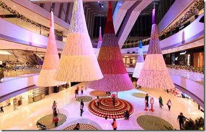 Xmas Decor in HK 2015 IFC, Central 中環IFC 懸浮聖誕巨樹 (Photo taken from Elle.hk)