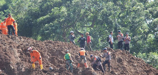 POLRI SELALU ADA UNTUK RAKYAT BERSINERGI BERSAMA TIM RELAWAN   DALAM PENANGANAN GEMPA CIANJUR