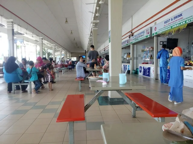 Picture of the atmosphere at Rehat & Rawat Gambang Arah Timur which is relatively quiet on Eid. Better be prepared with your own food supply, which knows bad luck, eateries and drinks are not open.