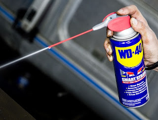  trick menghilangkan bekas stiker pakai WD-40_