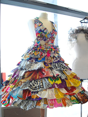 Gaun dari daur ulang plastik