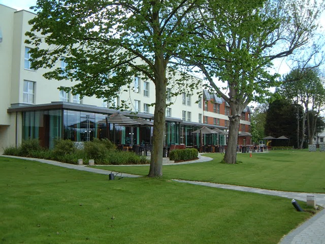 Hotel at Runnymead by Bells Weir lock