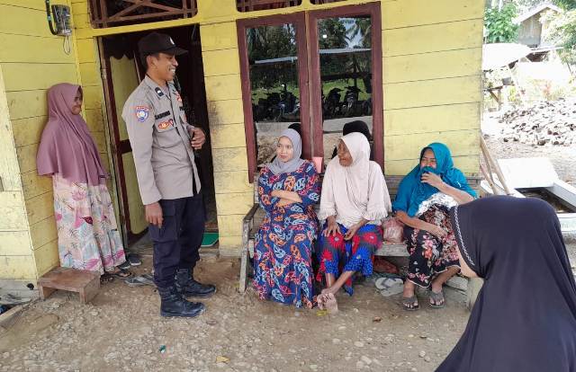 Senyum, Sapa, Salam Kanit Binmas Polsek Banda Alam Polres Aceh Timur Saat Sambang Warga