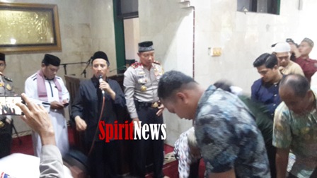 KH Yusuf Mansyur Sholat Jum’at Bersama Personil Polda Sulsel