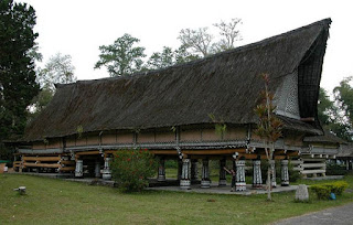 Rumah Adat di Indonesia bolon