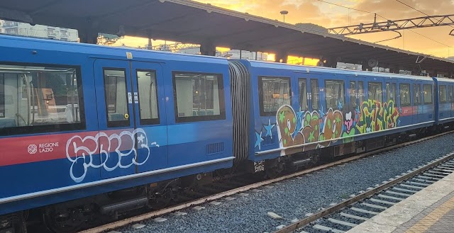 Roma-Lido: treno appena revisionato già pieno di graffiti