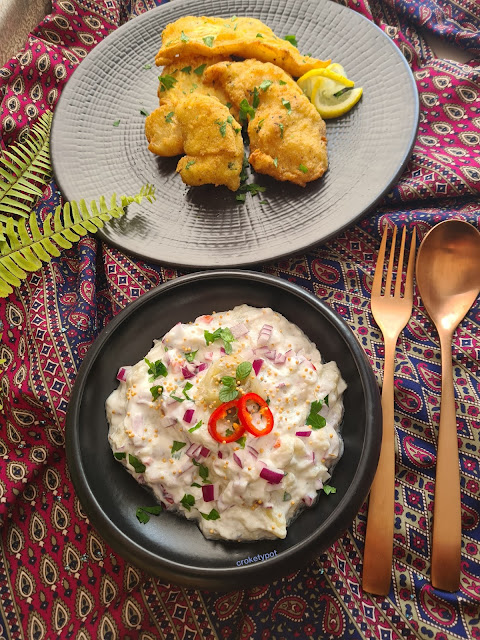 Raita de berenjena y pescado frito indio