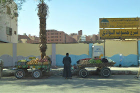 venditore di frutta lungo le strade di assuan