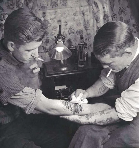 Foto antigua de un tatuador