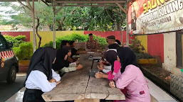 Kapolsek Tukdana Berbagi Kebahagiaan di Bulan Suci Ramadhan, Bagikan Takjil dan Santunan Kepada Anak Yatim