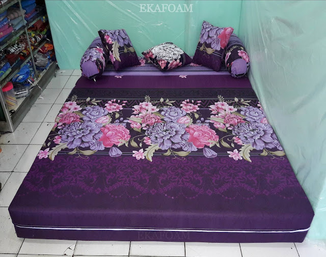 Sofa bed inoac motif bunga diva ungu