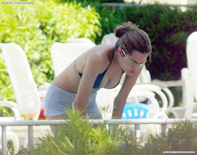 Angelina Jolie is one hot body and she was seen at the poolside around 4 