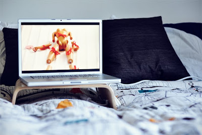 How to make a Laptop Riser for watching movies and TV in bed