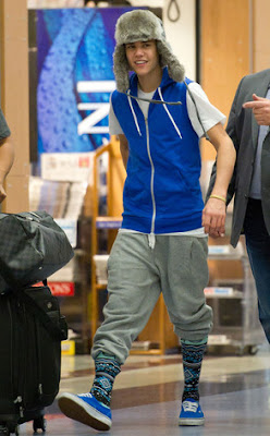 justin con ropa rara en los angeles a puerto rico