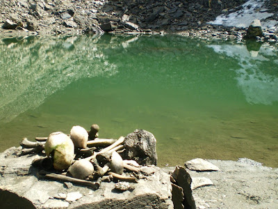 Roopkund, Misteri Danau Tengkorak Di Himalaya [ www.BlogApaAja.com ]