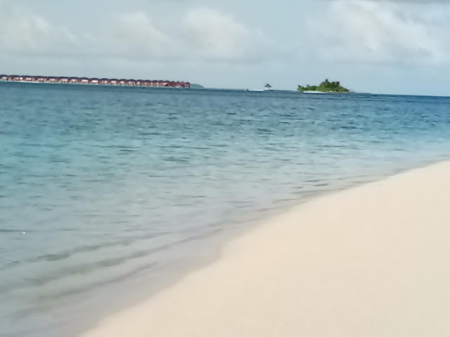 pantai bikini di gulhi, pantai turis di pulau gulhi, tourist beach di gulhi island, transportasi ke pulau Gulhi dari bandara udara maldives