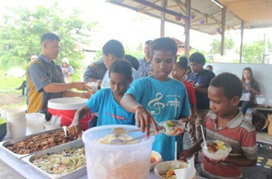 Christian Community Hotel Mercure Jayapura Berbagi Kasih di Panti Asuhan Pembawa Terang