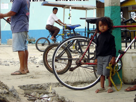 El pobre municipio de Muisne es uno de los afectados por el terremoto. En la foto, un niño en la isla, en 2006