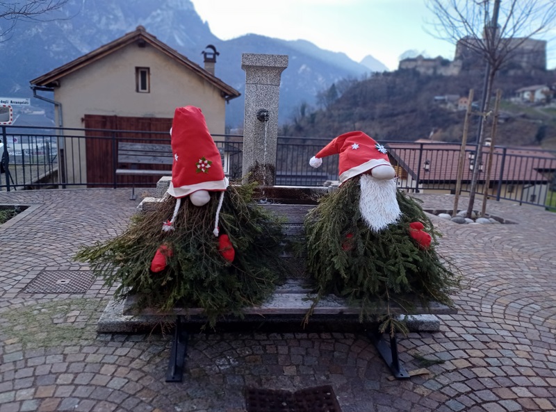 Pupazzi di Natale davanti alla fontana di Ivano Fracena