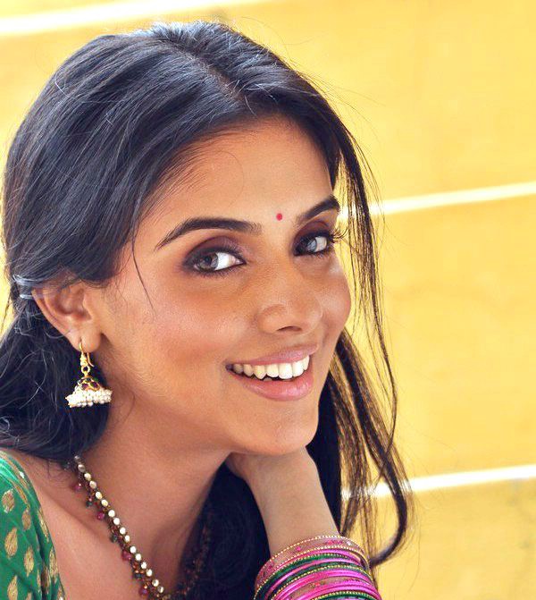 asin very beatiful looking cute stills