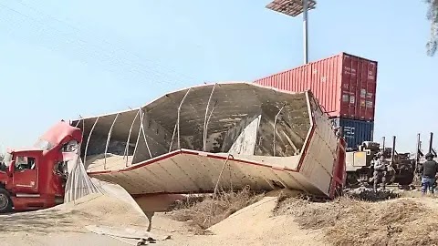 Accidente ferroviario en Tlaxcoapan: tractocamión es embestido por el tren.