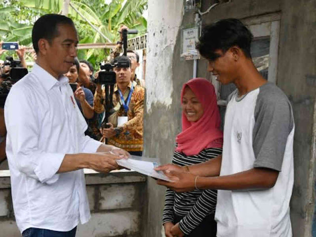 Jokowi Tinjau Penyambungan Instalasi Listrik Gratis di Biyombong