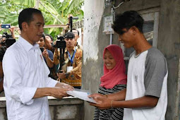 Jokowi Tinjau Penyambungan Instalasi Listrik Gratis di Biyombong