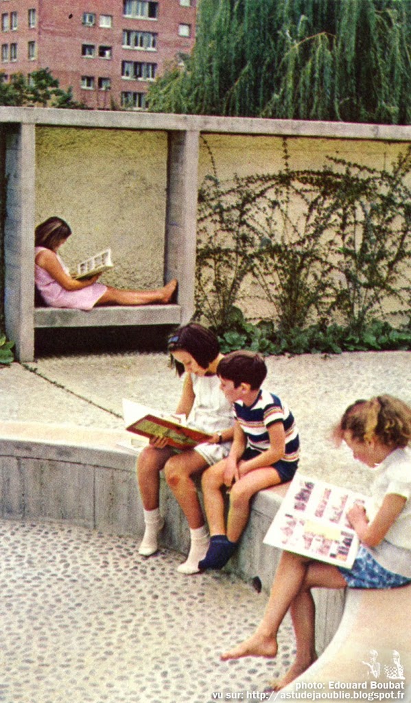 Clamart - Cité de la plaine - La Petite Bibliothèque Ronde, bibliothèque des enfants, anciennement La Joie par les livres.  Architecte: Atelier de Montrouge (Gérard Thurnauer, Jean Renaudie, Jean-Louis Véret et Pierre Riboulet)  Mobilier: Alvar Aalto, Arne Jacobsen, Harry Bertoia  Construction:  1965