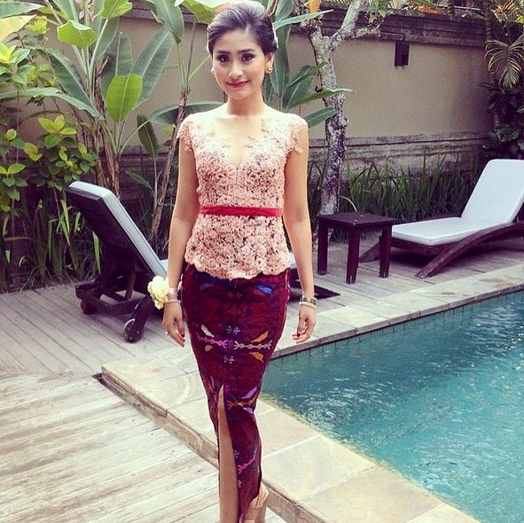 22 model  kebaya  bali modern  untuk  wisuda  simpel unik 