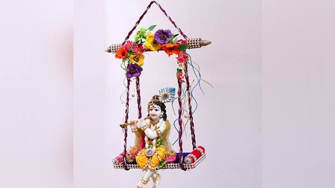 चंदौली में देर रात तक रही कृष्ण जन्मोत्सव की धूम