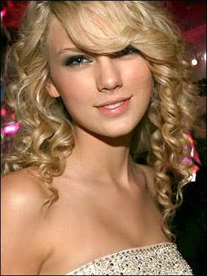 Did anyone else think Taylor Swift's makeup at 