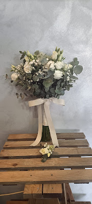 Ramos de novias con calas blancas, lisiantum blancol, paniculata blanca y morada, eucalipto y prendidos para los novios