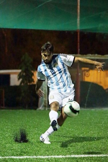 Foto Vivian Dsena bermain Sepakbola